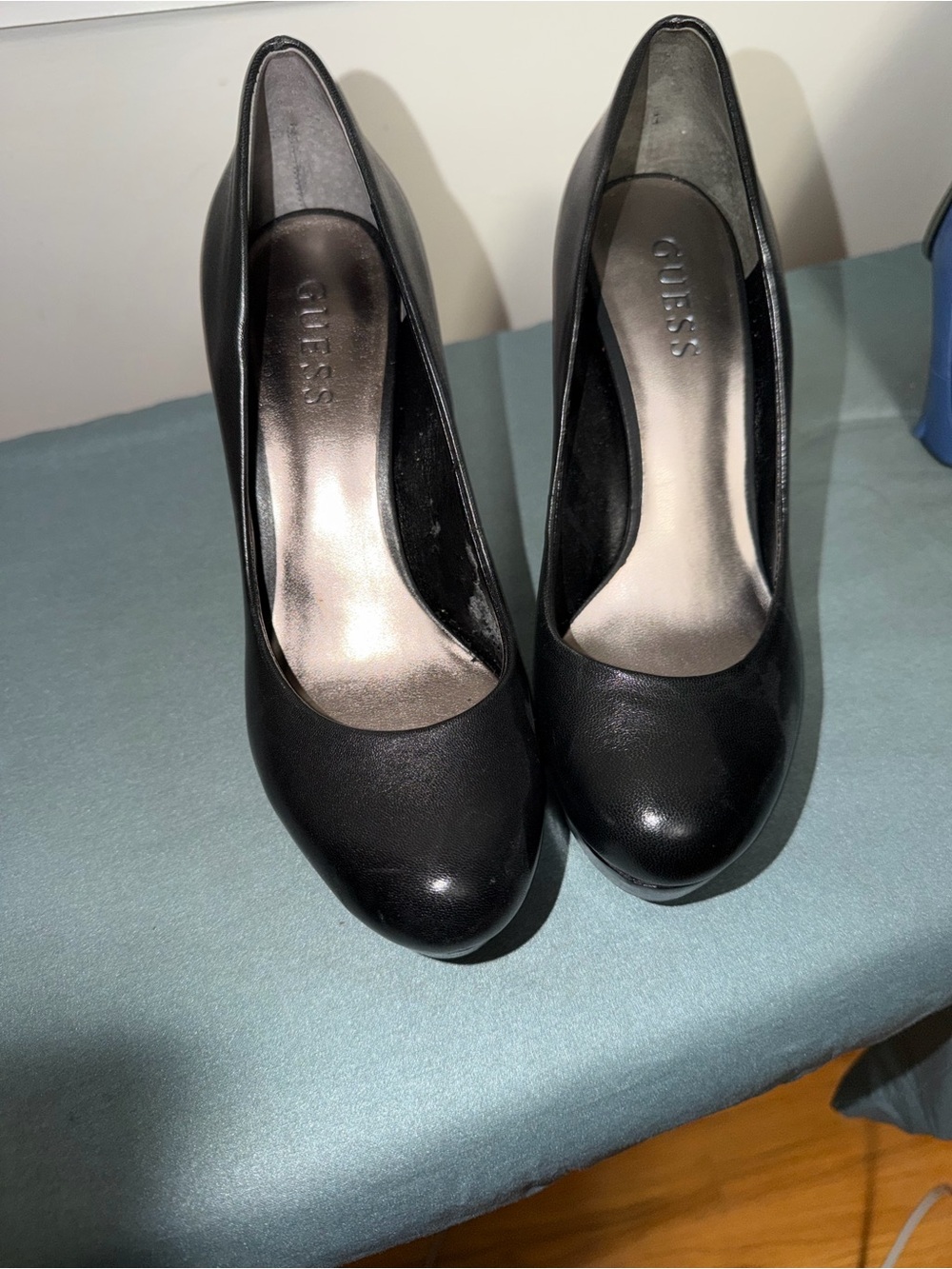 GUESS Black Rounded-Toe Classic Pumps